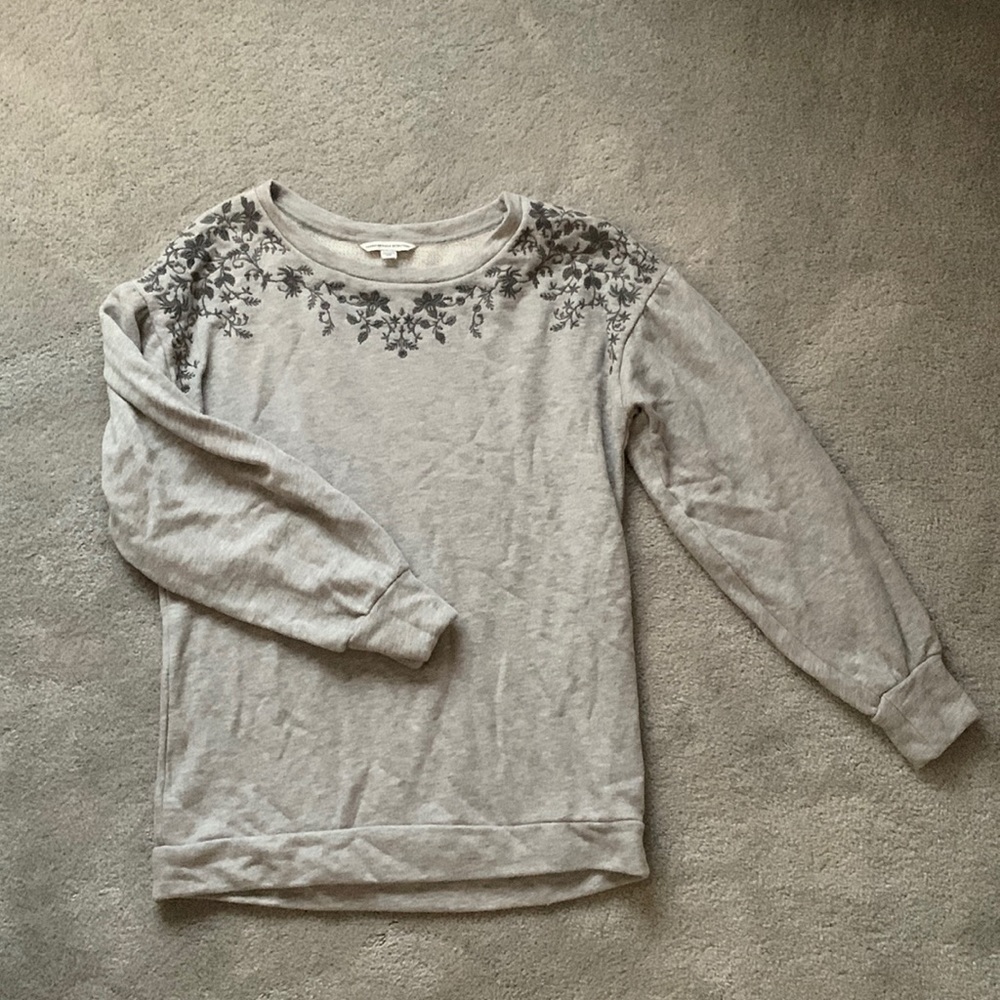American Eagle Crewneck with Embroidered Floral Detail (Women’s S)